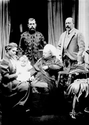 Reine Victoria, Tsar Nicolas II, Tsarine Alexandra Feodorovna, sa fille Olga Nikolaïevna et Albert, prince de Galles photographiés à Balmoral